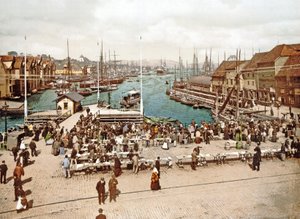 Fisketorget, Bergen, birahane. yaklaşık 1900 by Norwegian Photographer