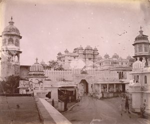 Ön planda giriş kapısı bulunan Şehir Sarayı#39;nın görünümü, Udaipur by O.S. Baudesson