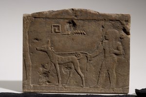 Bir cüceyi ve Ebony adında bir av köpeğini betimleyen kabartma, 4-5. Hanedan, MÖ 2573-2311 (kireçtaşı)