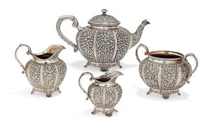 Repousse dört parçalı çay seti, 19. yüzyıl sonu (gümüş) (ayrıca bkz. 996381) by Oomersi Mawji