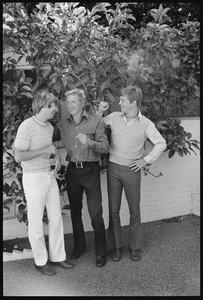 Beau Bridges, Jeff Bridges ve Lloyd Bridges evlerinin arka bahçesinde