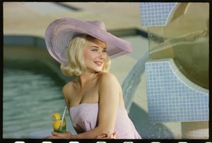 Hope Lange havuz başında fotoğraf çekimi by Orlando Suero