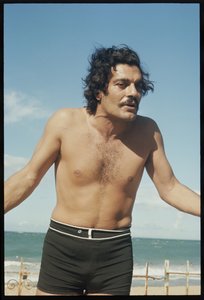 Ömer Şerif sahilde