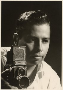 Rolleiflex kameralı Orlando Suero portresi, 1954 dolayları (s/b fotoğraf) by Orlando Suero