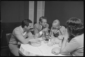 Paul Newman, Mort Sahl ve Joanne Woodward yemekte şakalaşıyor by Orlando Suero