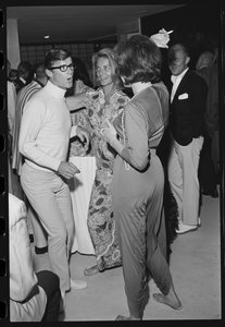 Bir Malibu ev partisinde Roddy McDowall, Lauren Bacall ve Shirley MacLaine