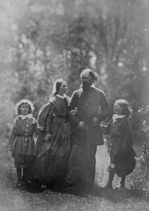 Alfred, Lord Tennyson, eşi Emily ve iki oğlu Hallam ve Lionel ile, 1862 dolayları (albüm baskısı)