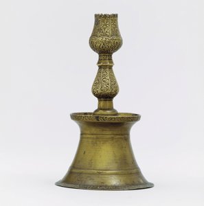 Lale şeklinde yükselen oymalı arabesk süslemeli boyun, Osmanlı pirinç şamdan by Ottoman School