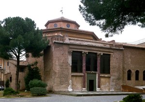 Laterano'daki San Giovanni Paleochretian vaftizhanesinin görünümü (Aziz John Laterano) (Lateran vaftizhanesi veya Fonte'deki San Giovanni), 440 civarında inşa edilmiştir. Roma by Paleo Christian