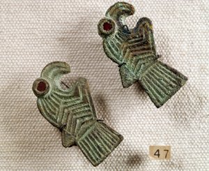 Hıristiyan antik: kartal başı şeklinde granat kakma bronz fibüller. Ulusal Arkeoloji Müzesi, Saint Germain en Laye