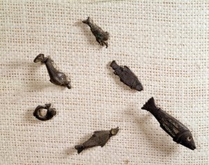 Hıristiyan antik: balık şeklinde fibules ve metal takılar. Ulusal Arkeoloji Müzesi, Saint Germain en Laye
