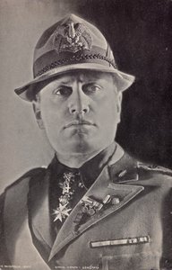 "Duce" Albümü: Benito Mussolini üniformalı Milis (s/b fotoğraf) by Pandimiglio Pandimiglio