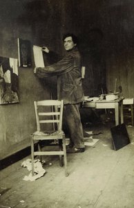 Amedeo Modigliani stüdyosunda, c.1915 (s/b fotoğraf) by Paul Guillaume