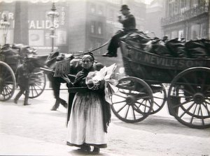 Bir kadın gazete satıcısı, Londra, 1890