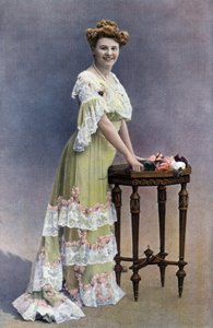 Fransız komedyen Blanche Toutain, Paul Nadar'ın fotoğrafı, Şubat 1905 tarihli Fransız "Le Theatre" gazetesinden by Paul Nadar