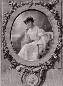 Çiçeklerle süslenmiş bir arka planda oval bir bankta oturan bir bayanın portresi by Paul Nadar