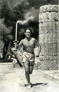 Konstantin Kondylis Berlin Oyunları için ilk Olimpiyat meşalesini taşıyan kişi