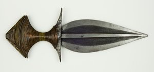 Hançer (kararmış çelik, pirinç, bakır ve ahşap) by People Fulani