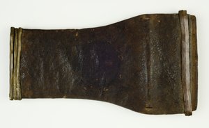 Kısa Kılıç Kılıfı (ahşap, sürüngen derisi, kordon, pirinç ve bakır tel) by People Fulani
