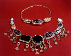 Pers sanatı: iki altın kolye, Parthe dönemi, MS 3. yüzyıl. by Persian