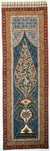Çiçekli, alev şeklindeki bir ağacın dallarına tünemiş papağanlar ve diğer kuşlarla boyanmış ve basılmış sırlı bir pamuklu kalamkari by Persian School