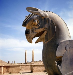 Bir grifon, efsanevi yaratık, yarı kartal, yarı aslan. Apadana Sütunu, büyük mahkeme salonu, bu başkentlerle örtülü, Darius I sarayı, Persepolis, İran. by Persian School