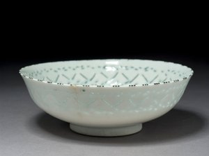 Gombroon Kase, İran, Safevi dönemi (delikli süslemeli ve siyah sırlı taş macunu) by Persian School