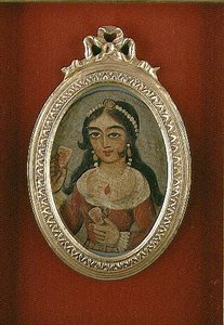 Süslenmiş bir kadını betimleyen Kaçar büstü yuvarlak (tuval üzerine yağlı boya) by Persian School