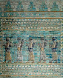 Pers kralı I. Darius'un Susa'daki (MÖ 6. yy) sarayından okçuların frizi. E-postayla gönderilen tuğla kabartma alt. 510 M.Ö. Paris, Louvre Müzesi. by Persian School