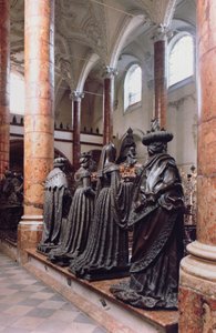 Maximilian I Mezarı (1459-1519) yas tutanların, muhtemelen ataların, akrabaların veya çağdaşların dört bronz figürünün görünümü, Gilg Sesselschreiber