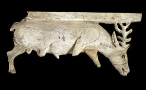 Fenike Uygarlığı: Arslan Taş (Suriye) bölgesinden geyik şeklinde bir kraliyet fildişi yatağının süsü. MÖ 9. yüzyıl. Güneş. 12,5 cm Louvre Müzesi, Paris by Phoenician