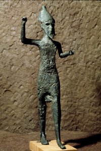 Fenike: bronz bir tanrı heykelciği. Selinunte (Selinonte), Sicilya yakınlarındaki denizde bulun. MÖ 14-13. yüzyıl. Palermo, Ulusal Arkeoloji Müzesi by Phoenician