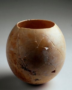 Fenike sanatı: boş devekuşu yumurtası. Laurita'dan (Almunecar). MÖ 7. yüzyıl. karartmak 13,2 cm Granada, Museo Arqueologico by Phoenician