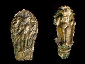 Fenike sanatı: solda iki altın heykelcik çekiçle bir tabakta tanrıça İştar (Inanna veya Astarte), sağda, Tink El Beida, Suriye bölgesinden kolları kaldırılmış bir doğurganlık tanrıçası. MÖ 15. yüzyıl-12. yüzyıl. Paris Louvre Müzesi by Phoenician