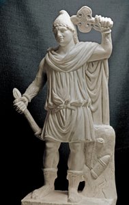 Fenike Uygarlığı: Bir meşale ve bir çift balta tutan Mitra tanrısı. MS 2. veya 3. yüzyıl. Mermer heykel. karartmak 87 cm. Paris, Louvre Müzesi