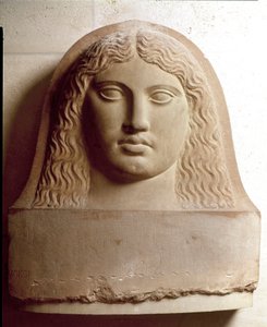 Fenike Uygarlığı: Fenike lahitine oyulmuş kadın başı. 4. yüzyıl M.Ö. Mermer kabartma çoraplar. karartmak 72 cm Paris, Louvre Müzesi