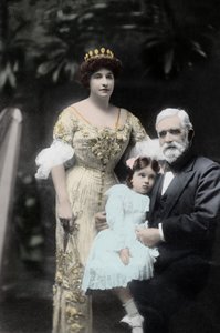 Avustralyalı şarkıcı Nellie (Nelly) Melba (1861-1931), babası ve kimliği belirsiz küçük bir kızla birlikte. Melbourne, 20. Yüzyıl Başı Fotoğrafçılığı
