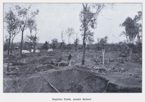 Sapphire Fields, Anakie Bölgesi (s/b fotoğraf) by Photographer Australian