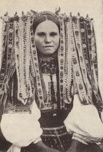 Her kurdelenin evlilikte reddettiği bir talip olduğunu gösteren bir kurdele başlığı takan Çek kadın (s/b fotoğraf) by Photographer Czech