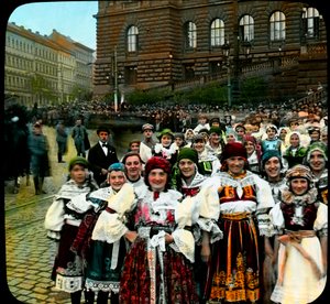 Ulusal Kostümlü Genç Kadınlar, Wenceslas Meydanı, Prag, Çekoslovakya, c.1921 (fotoğraf) by Photographer Czech