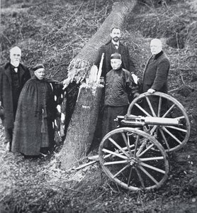 Hiram Maxim, silahının gücünü Çin hükümet yetkililerine gösteriyor (s/b fotoğraf) by Photographer English