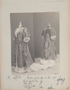 Albüm Sayfası: House of Worth, Coat by Photographer French