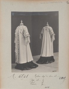 Albüm Sayfası: House of Worth, Coat by Photographer French