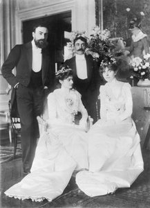 LR: Ernest Rouart (1874-1942) ve eşi Julie Manet (1878-1967), Paul Valery (1871-1945) ve eşi Jeannie Gobillard (1877-1970), evlendikleri gün, Mayıs 1900 (d. fotoğraf)