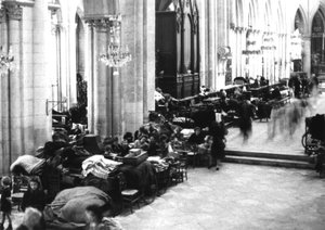 Caen Katedrali'ne sığınan insanlar, Temmuz 1944 (s/b fotoğraf) by Photographer French