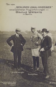 Amerikalı havacı Orville Wright, Berlin ziyareti sırasında Almanya Veliaht Prensi Wilhelm ile sohbet ediyor (s/b fotoğraf) by Photographer German