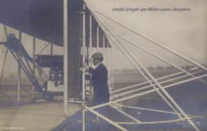 Amerikalı havacı Orville Wright uçağının motorunu inceliyor (s/b fotoğraf) by Photographer German