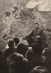 Ulusal Halk Silahlı Kuvvetlerinden bir subay, Brandenburg Kapısı'ndaki yabancı ziyaretçilere antifaşist koruma duvarının gerekliliğini açıklıyor .... (s/b fotoğraf) by Photographer German