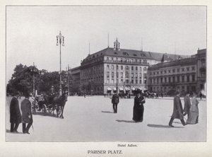 Berlin: Pariser Platz (s/b fotoğraf) by Photographer German