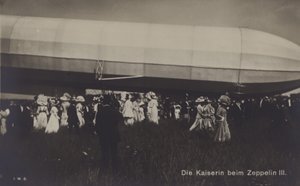 Almanya İmparatoriçesi Victoria Augusta, Zeppelin LZ III ile (s/b fotoğraf) by Photographer German